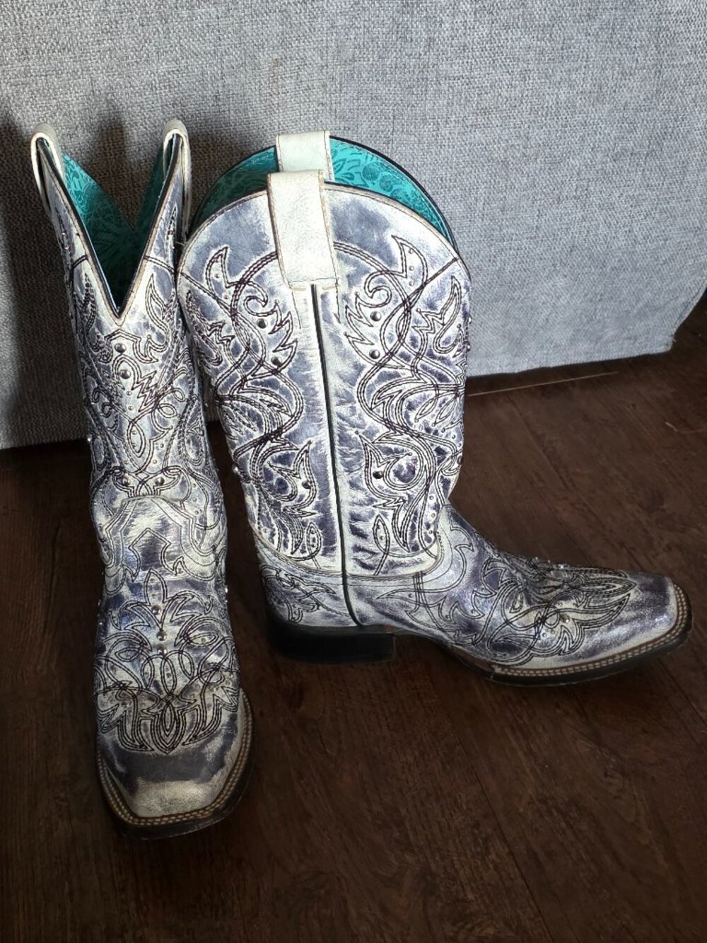 Corral Metallic Silver Embroidered Square-Toe Western Boots – Size 9